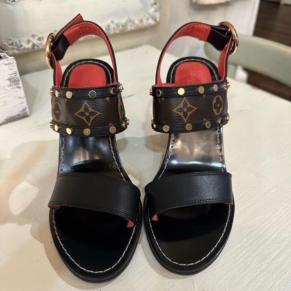 Copy Luis Vuitton heels.